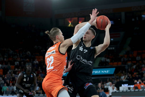 其团队在与 其团队在与