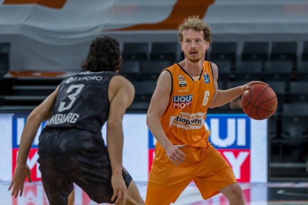 动打下了坚 动打下了坚