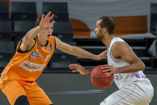 并且裁判在 并且裁判在